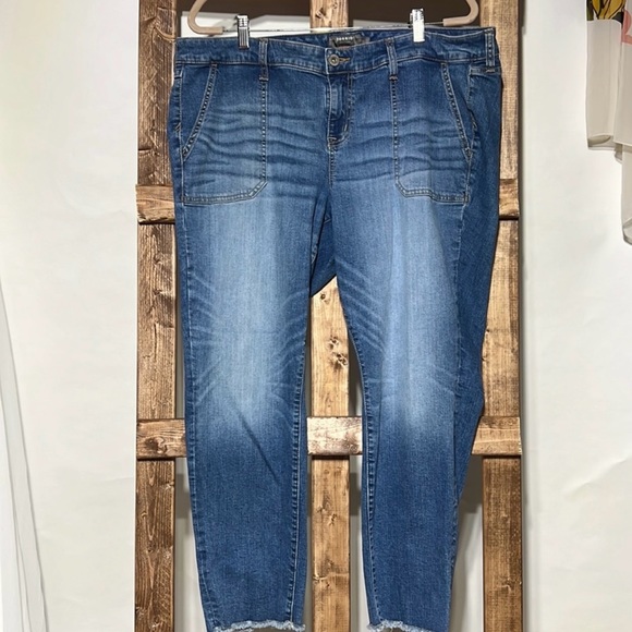 torrid Denim - Torrid cropped boyfriend vintage stretch denim jeans. Size 18